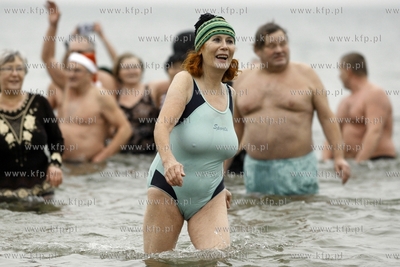 Noworoczna zimowa kapiel  gdanskich morsow na plazy...