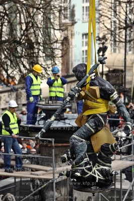 Gdansk. Dlugi Targ. Powrot posągu rzymskiego boga...