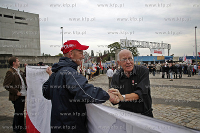 Gdansk. Zlozenie kwiatow pod pomnikiem Poleglych Stoczniowcow...