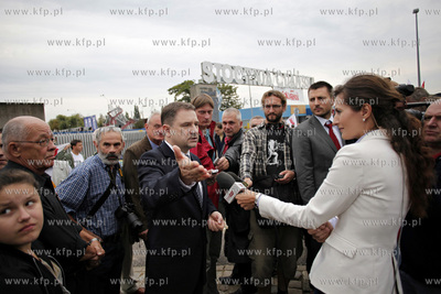 Gdansk. Zlozenie kwiatow pod pomnikiem Poleglych Stoczniowcow...