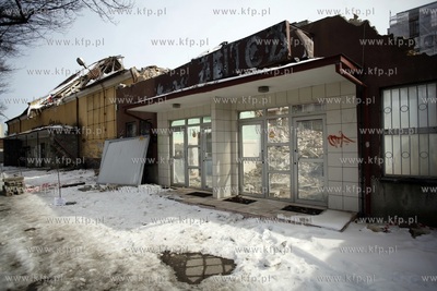 Gdansk. Wyburzanie budynku bylego kina Znicz przy ul....