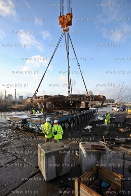 Zaladunek tarczy maszyny TBM , ktora drazy tunel pod...