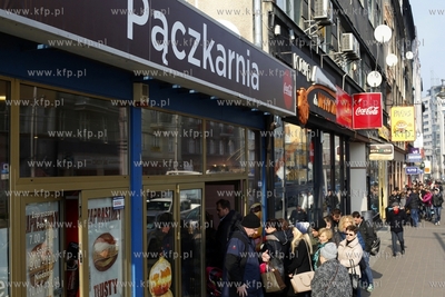 Gdynia Tlusty czwartek. Kolejka po paczki do cukierni...