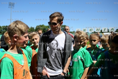 Skoczek narciarski Kamil Stoch spotkał sie na boisku...
