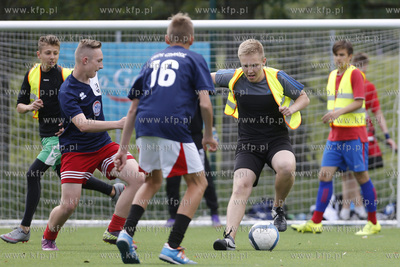 Gdansk Zaspa. Pilkarski turniej dzikich druzyn Do przerwy...
