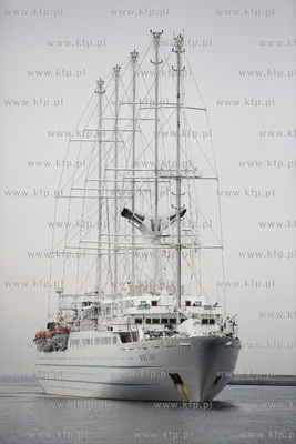 Żaglowiec Wind Surf wpływa do portu w Gdyni.
10.08.2017
fot....