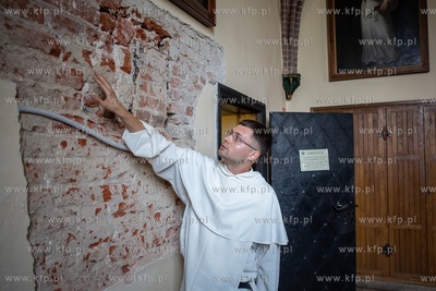 Dominikanin Michał Osek oprowadza dziennikarzy po...