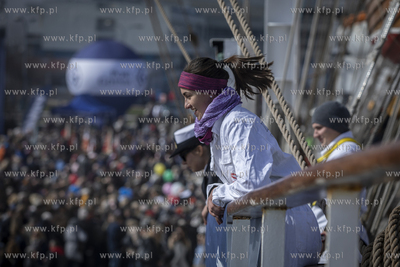 Powrót do portu w Gdyni żaglowca Dar Młodzieży...