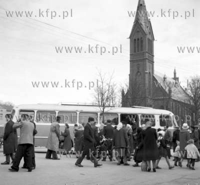 Autobus PKS jelcz na rynku w Kartuzach na Kaszubach....