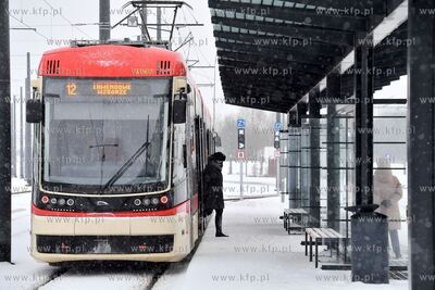 Zima w Gdańsku. Tramwaj Pesa Jazz Duo na Pętli Ujeścisko....