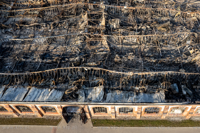 Zgliszcza strawionych ogniem w pożarze hali Zakładów...
