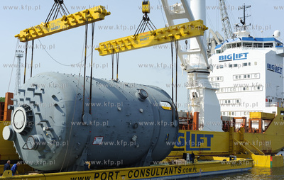 Port w Gdansku. Przeladunek elementu urzadzenia do...