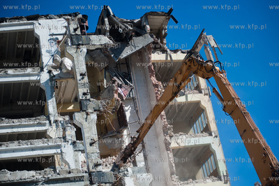 Gdynia. Wyburzanie jednego z budynkuw Dalmoru przy...