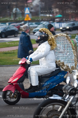 Sopot. Al. Niepodleglosci. XI edycja parady Mikolaje...