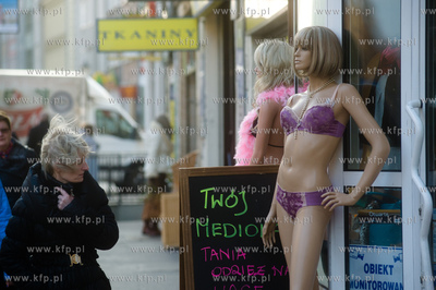 Gdansk. Ul. Panska. Szyldy i reklamy znadujacych sie...