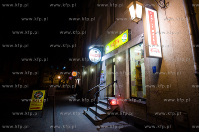 Gdansk. Ul. Garbary. Fasada i szyldy reklamowe sklepu...