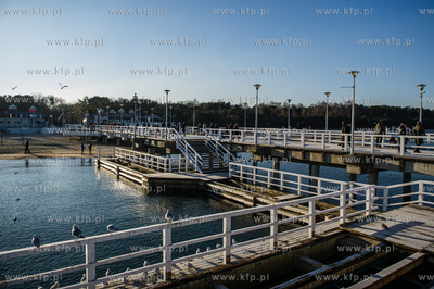 Gdansk. Mrozne, sloneczne, sobotnie popoludnie na plazy...