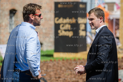 Gdansk. Skwer miedzy ulica Mariacka, a Sw. Ducha. Prezentacja...