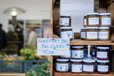 Gdansk. Hala postoczniowa przy ul. Doki 1. BioBazar...