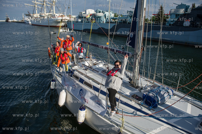 Gdynia. Basen Prezydenta. Uczestnicy Onko-Rejsu wyruszaja...