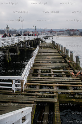 Sopot. Molo. Niedzielni spacerowicze, ktorych nie odstrasza...