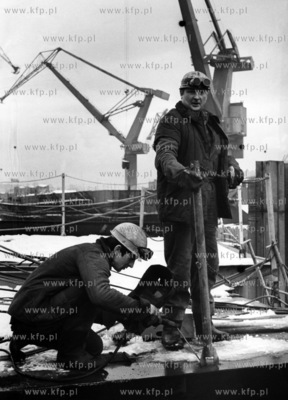 Stoczniowcy w Stoczni Gdynskiej im. Komuny Paryskiej....