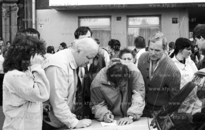 Zapisy do spolecznej kolejki przed oddzialem banku...