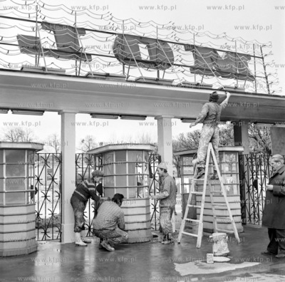 Malowanie wejscia na sopockie molo przed sezonem. 22.04.1973...