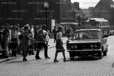 Postoj taksowek na Targu Weglowym w Gdansku. 12.05.1975...