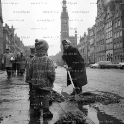 Sprzątaczka odgarniania brudny śnieg z ulicy Długie...