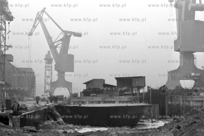 Położenie stępki semikontenerowca o nośności 16500...