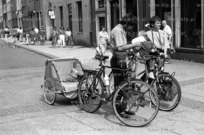 Rodzinny wypoczynek na rowerach na ulicy Długiej w...