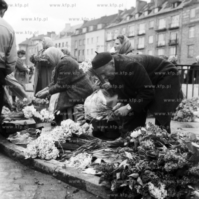 Handel kwiatami pod Halą Targową w Gdańsku. 1963...