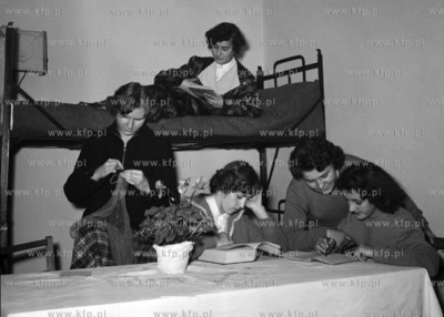 Studentki przygotowują się do zajęć. (lata50).
1955
0002390z
Fot....