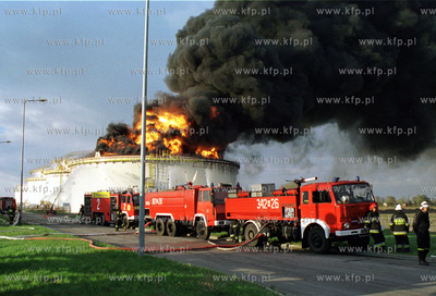 W Rafinerii Gdanskiej zapalil sie jeden ze zbiornikow...
