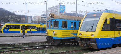 Perony dworca PKP Gdynia Glowna Osobowa. Tramwaje szynowe...