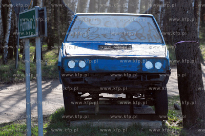 Szymbark k/Wiezycy. Nz. Atrapa policyjnego radiowozu...