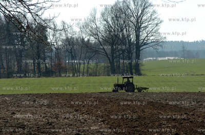 Wiosenne prace polowe w okolicach Slupska.
21.04.2009...