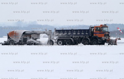 Zima na Rebiechowie. Nz. Sprzet zimowy.  04.01.2010...