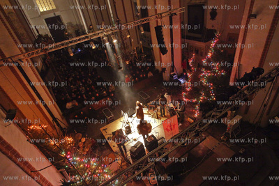 Kosciol sw. Trojcy w Gdansku.Mietek Szczesniak koleduje...