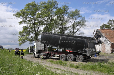 Wal w gminie Pelplin. Przygotowanie umocnien w przesiakajcym...