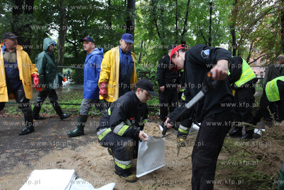 W wyniku duzych opadow deszczu doszlo do przerwania...