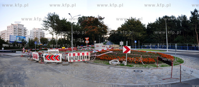 Na gotowym po remoncie rondzie laczacym ulice Bosmanska...