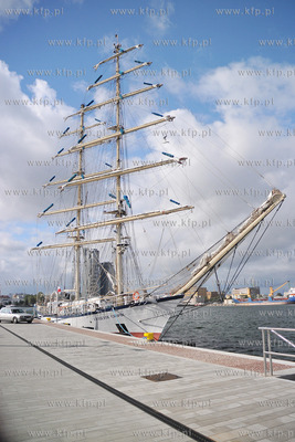 Zaglowiec Fryderyk Chopin zacumowany w Basenie Prezydenta...