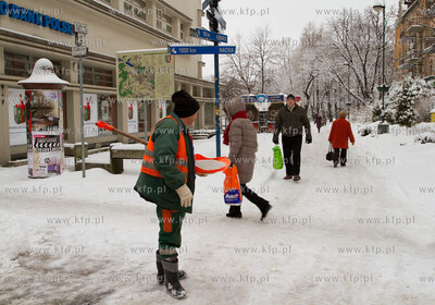 Zima w Gliwicach. Nz. sluzby miejskie odsniezaja chodniki.
13.12.2010
fot....