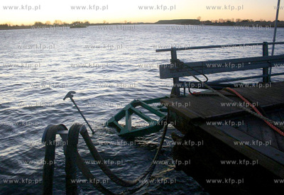 Nocna wichura uszkodzila most pontonowy w Sobieszewie....