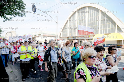 Kupcy z gdyńskiej hali targowej przeszli ulicami Gdyni...