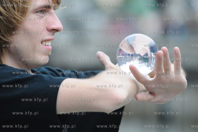 Pokaz zonglerki artystycznej w wykonaniu Krzysztofa...