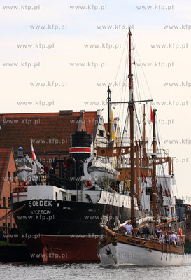Gdansk. V Zlot Oldtimerow w Marinie Gdanskiej. Parada...