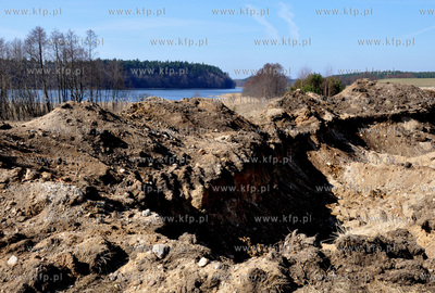 Koscierzyna. Nielegalne wyrobisko piachu i dzikie wysypisko...